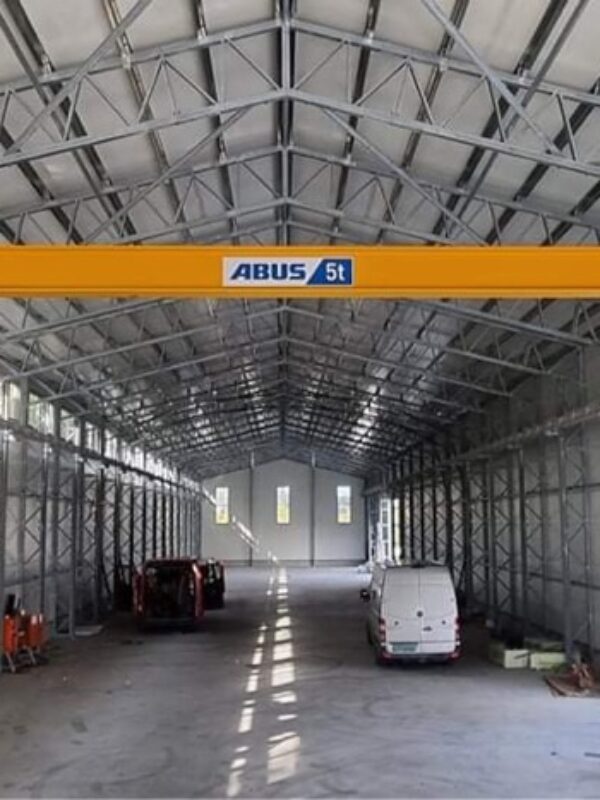 A spacious crane hall from Hallgruppen with a yellow ABUS 5t crane, perfect for industrial use.